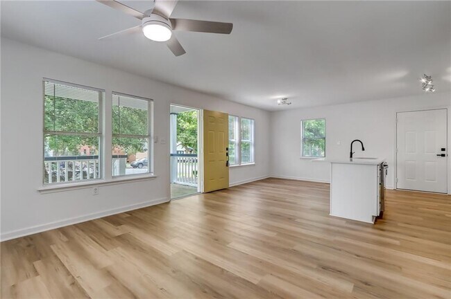 Photo - 996 Washington St SW