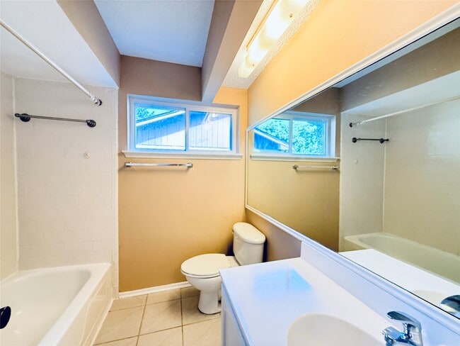 Building Photo - 16439 Hickory Knoll Dr