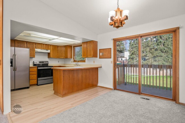 Photo - Charming Eagle River Split-Level – Mountai...