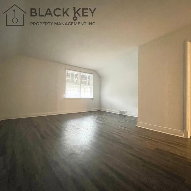 Photo - 564 Queens Ave