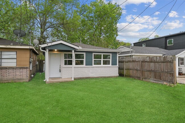 Photo - 4630 Clover St