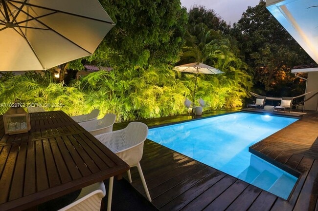 Building Photo - 1535 Robbia Ave