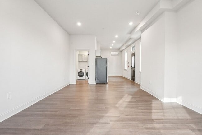 Photo - 472 Roxborough Ave