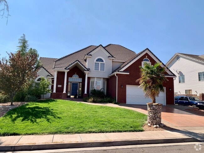 Building Photo - Large Home with Fully Fenced Yard