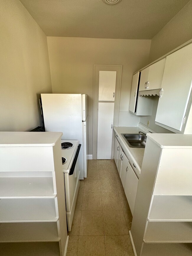 Kitchen with fridge, range & STORAGE! - 4901 Washington Blvd Apartamentos Unidad 9