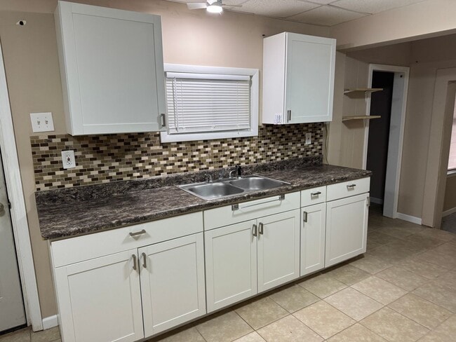 Photo - 2102-2104 Messanie St. Unidad 2102-B