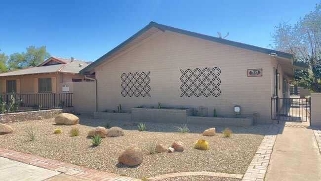 Building Photo - 7153 N 57th Dr Unit 3