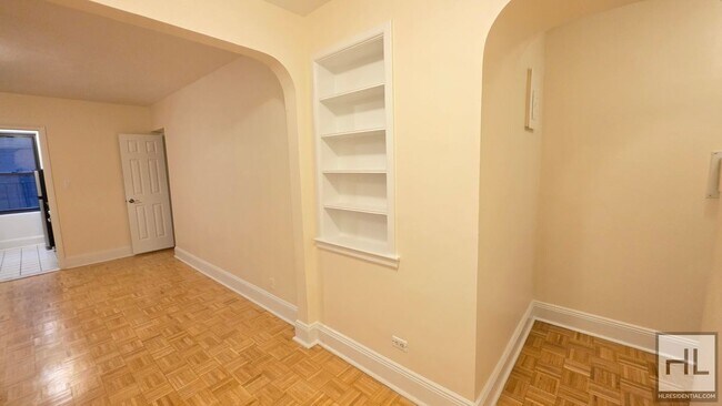 Spacious First-Floor Studio with Separate Alcove in Gramercy