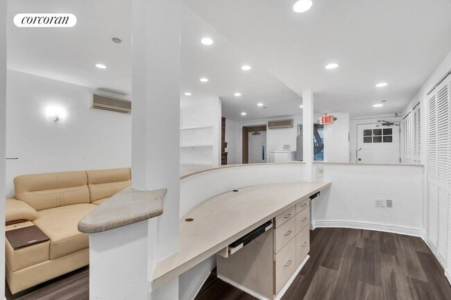 Photo - 244 E 32nd St