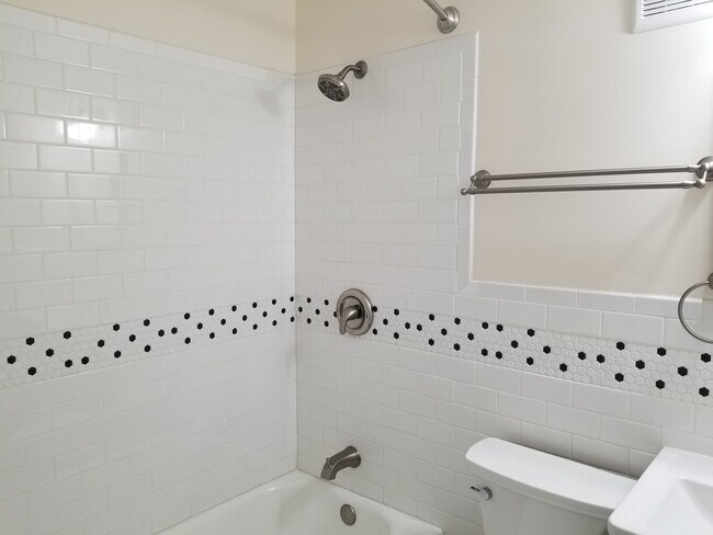 Full Bath - 1405 Taylor Ave Unidad 2