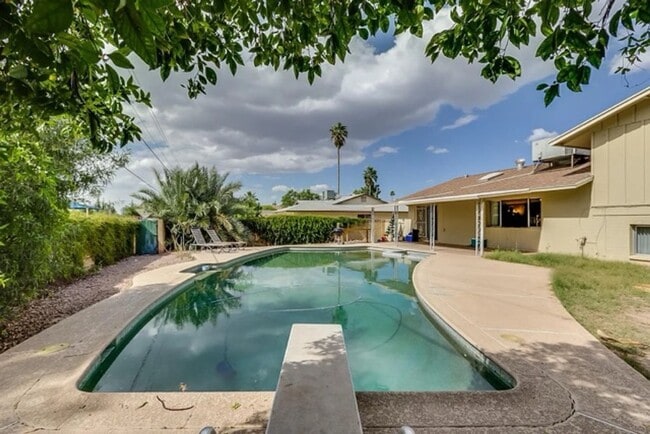 Photo - 5-Bed 3.5 Bath Tempe Home with Private Pool & Prime ASU Proximity