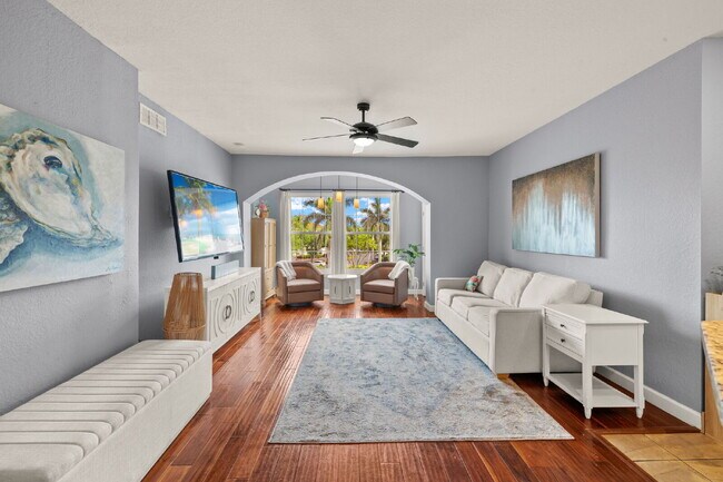Photo - Live the Resort Lifestyle at Tides at Pelican Landing – Furnished 2BR Condo Unidad 305