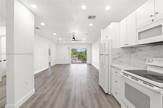 Building Photo - 1400 NE 57th Ct Unit 302 Rental