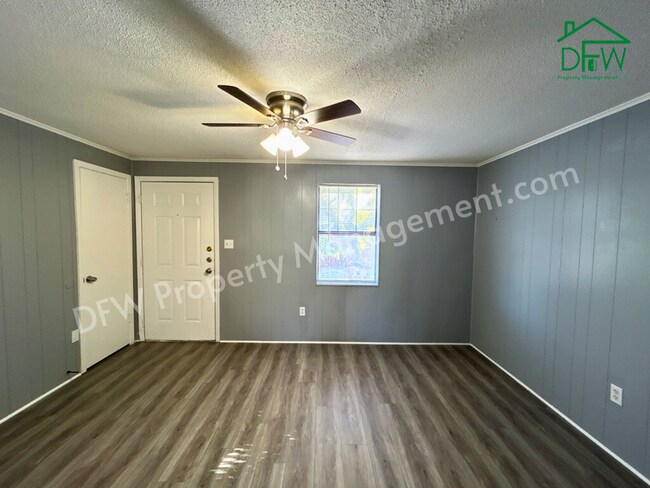 Photo - Charming 2-Bedroom Upstairs Apartment in Irving – Convenient Location, Fenced Yard, and More!