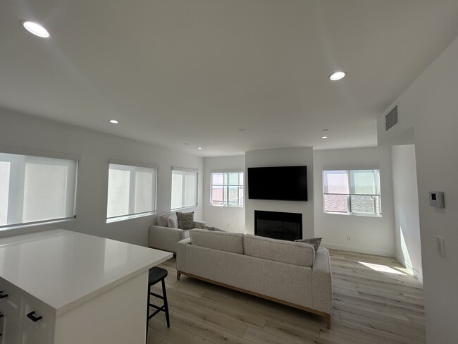Living Room with gas / wood burning fireplace - 221 36th Pl Unit M.B.ModernSeaView Rental