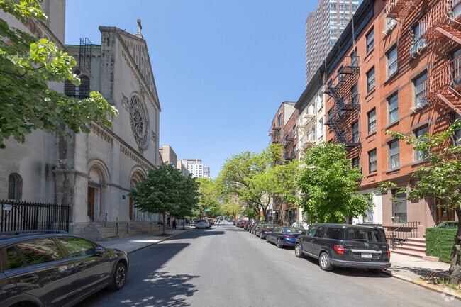 Photo - 407 E 87th St
