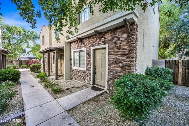 Building Photo - 2243 W Morten Ave Rental