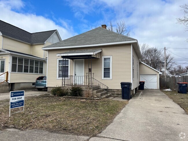 Building Photo - Lovely 3 Bedroom Southside Holland Rental