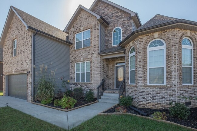 Photo - Huge 4 bd 3 ba Sango Go!