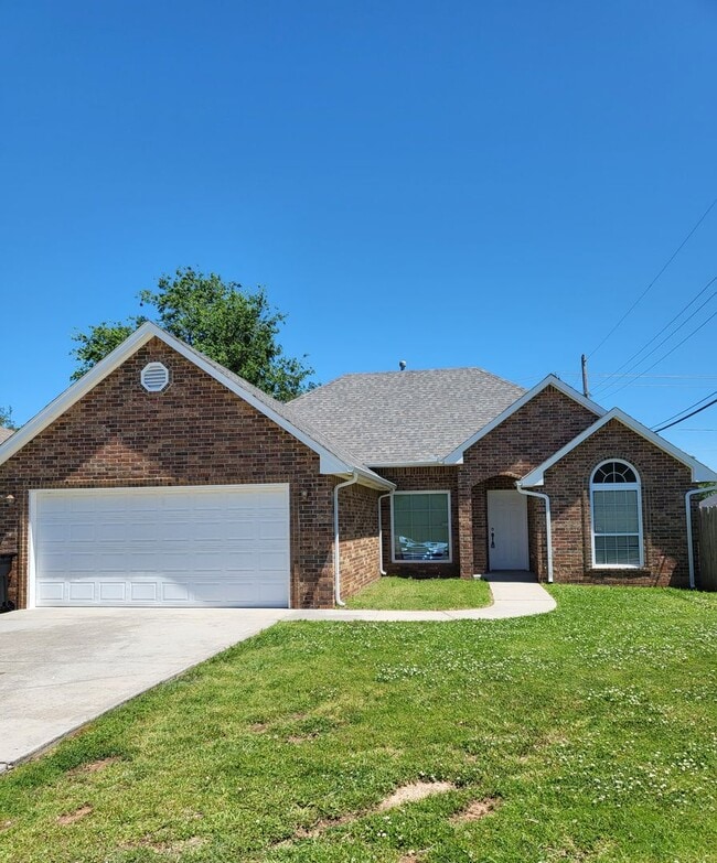 Building Photo - Moore Rental! Available NOW!