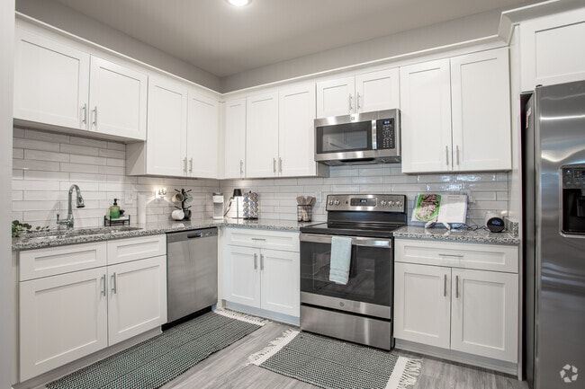 2BR, 2BA - 1,087SF - Kitchen