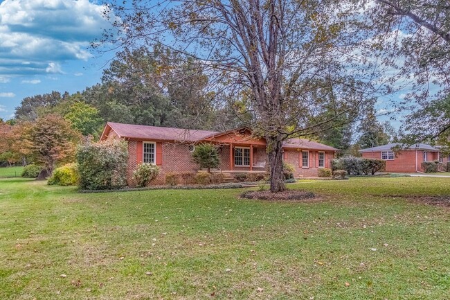 Photo - 204 Lake Cir Dr