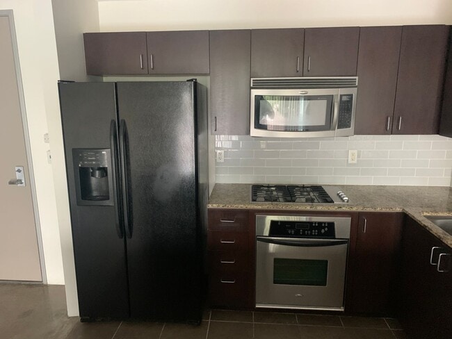 285 W 6th St