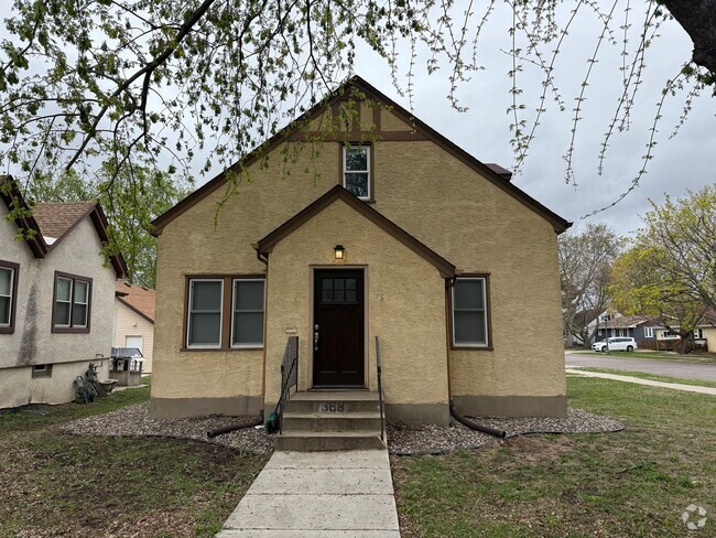Building Photo - Stunning 5 Bed 2 Bath House Located in the...