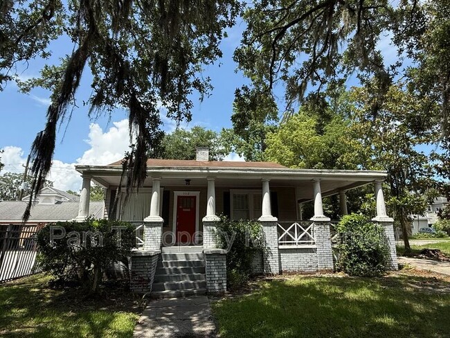 Photo - 1112 E Victory Dr House