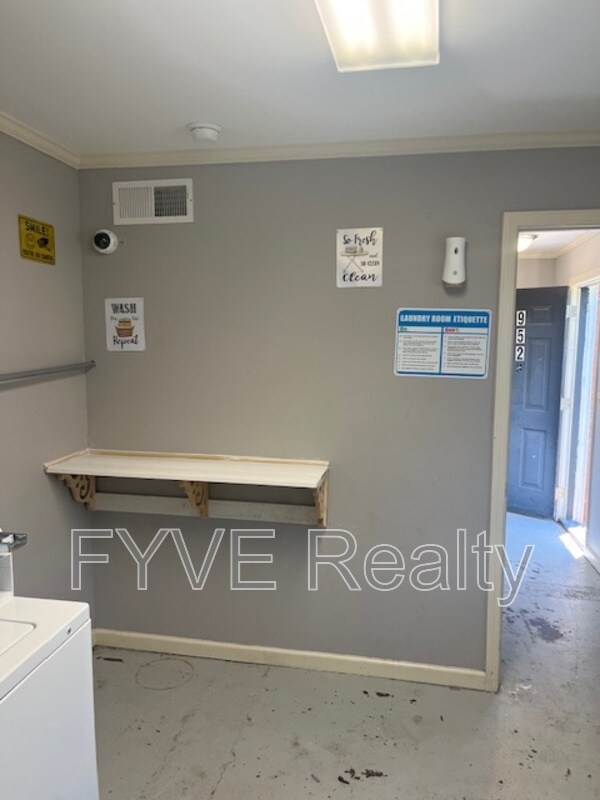 Photo - 990 Houck St