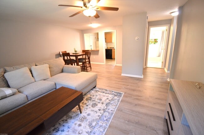 Building Photo - 1250 Farmington Ave Unit APT B