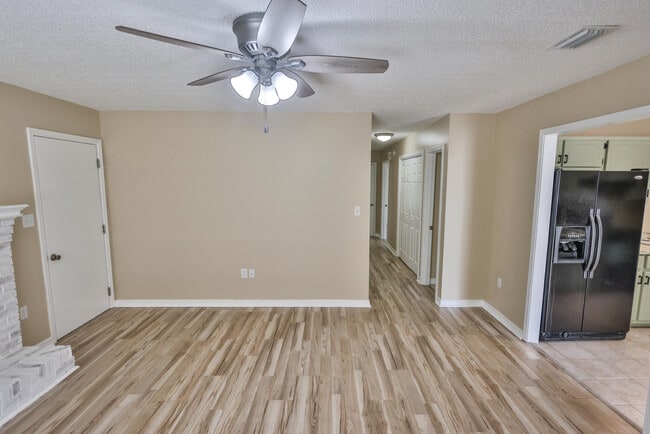 Photo - 213 Walker Cir W