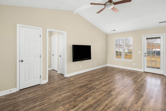 Photo - 105 Pine Cone Dr