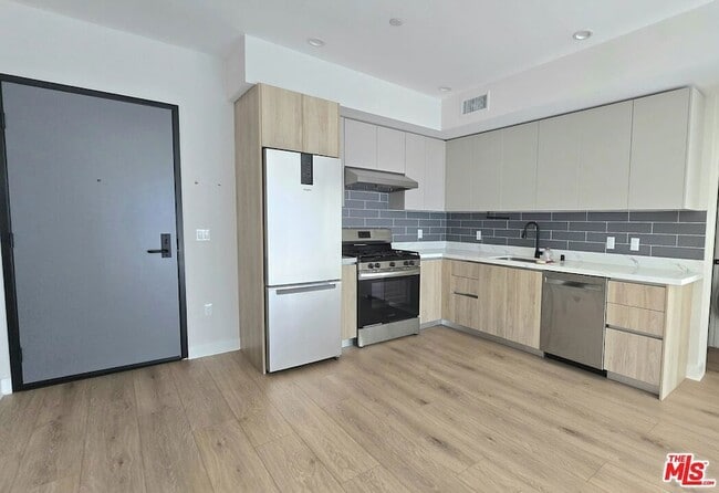 Photo - 1530 S Hayworth Ave Unidad 203