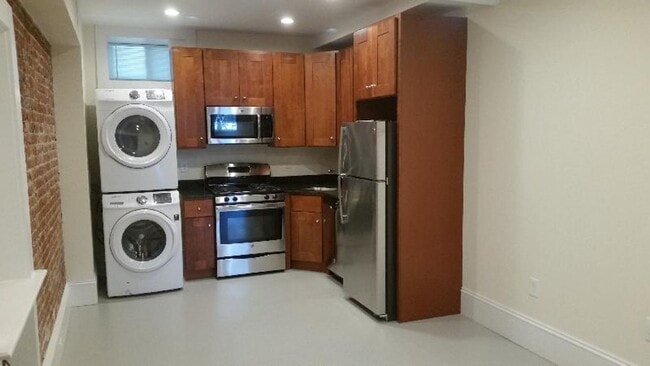 Building Photo - Nicely updated ground level 1 bed with in-unit laundry near the Green Line.