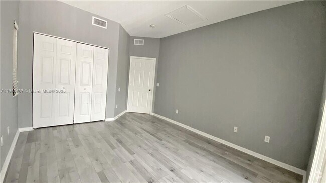 Building Photo - 2941 Riverside Dr Unit 304 Rental