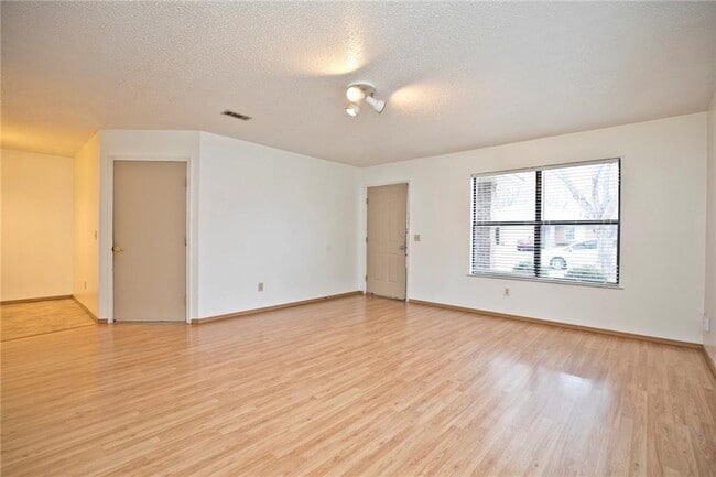 Photo - 5905 Sara St