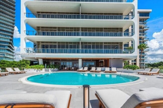 Building Photo - 2655 S Bayshore Dr