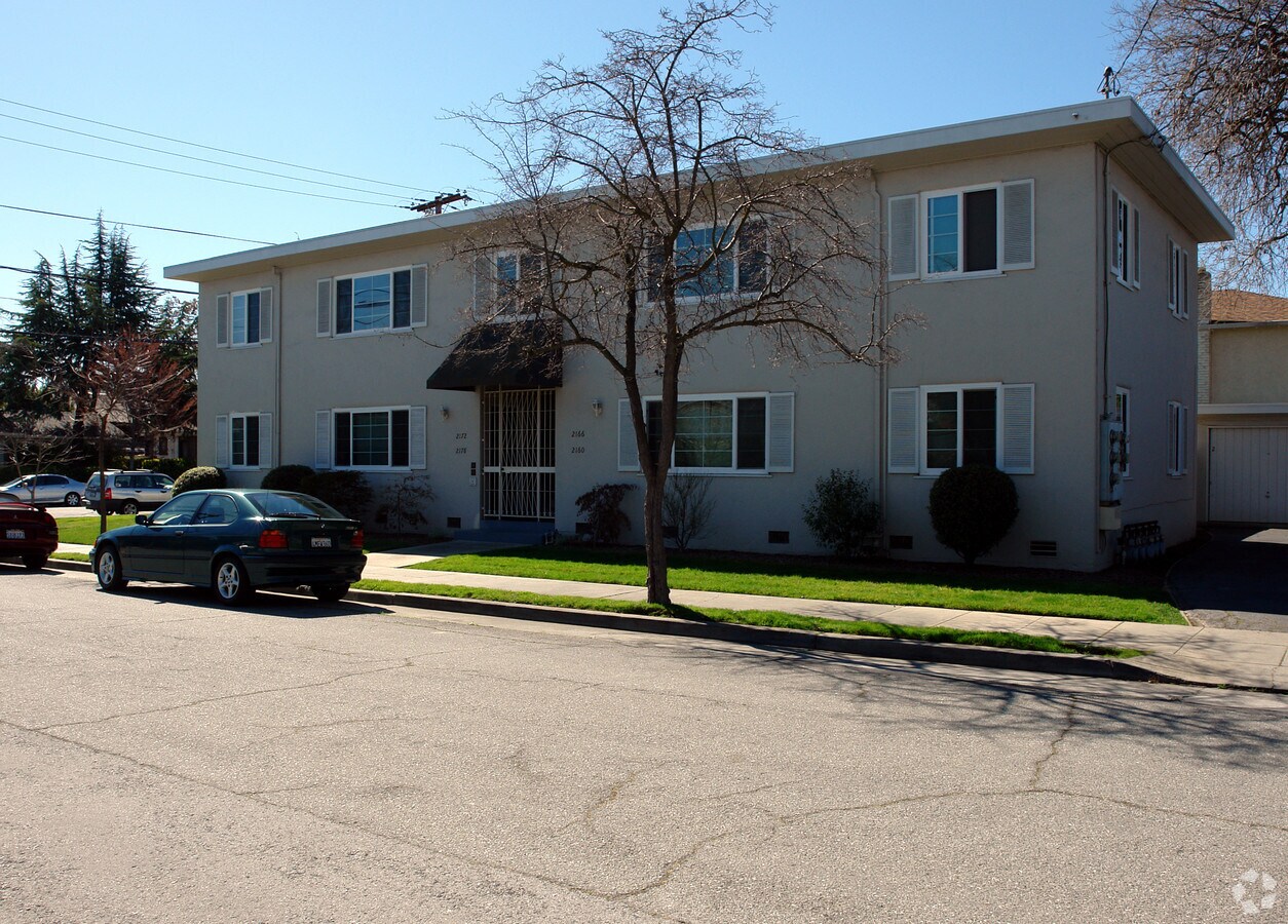 Photo - 2160 Yale St