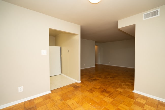 Photo - Finian's Court Apartments