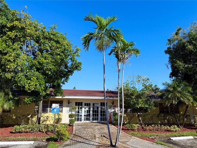 Building Photo - 2820 NE 201st Terrace Unit F217