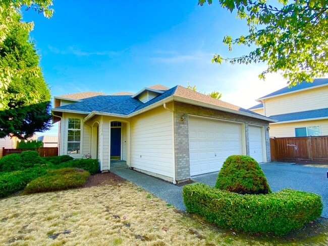 Building Photo - Spacious 4 bedroom 2.5 traditional house