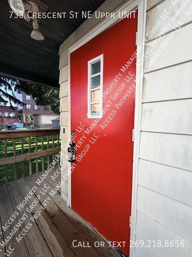 Photo - 733 Crescent St NE