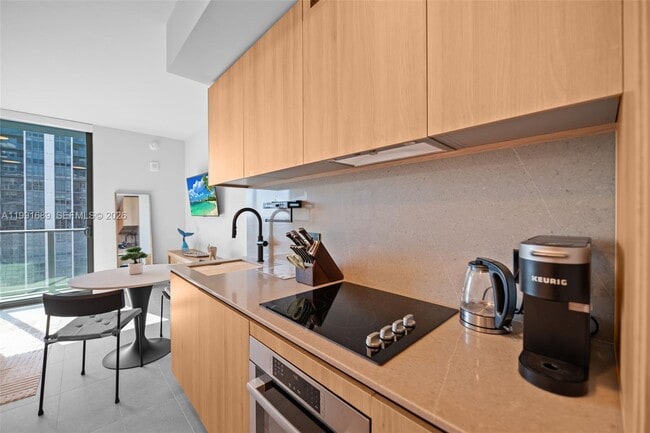 Building Photo - 121 NE 5th St Unit 3507