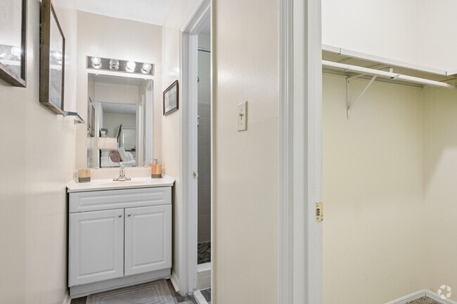 2BR, 2BA - 1,200SF - Primary Bathroom