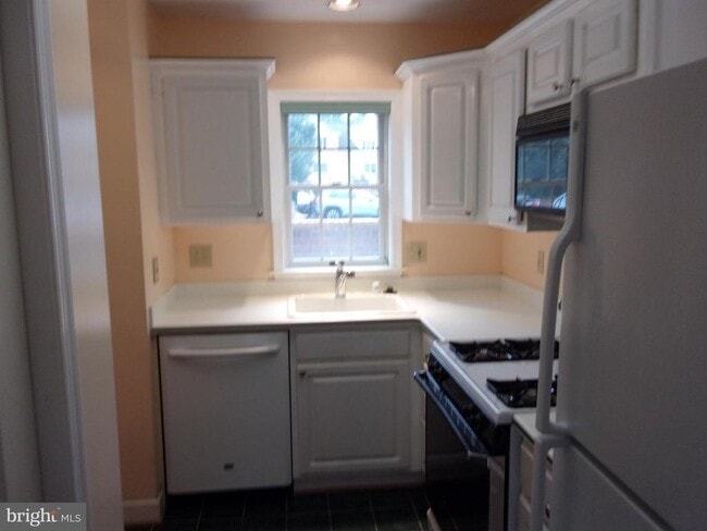 Photo - 6916 Fairfax Dr Unit 218