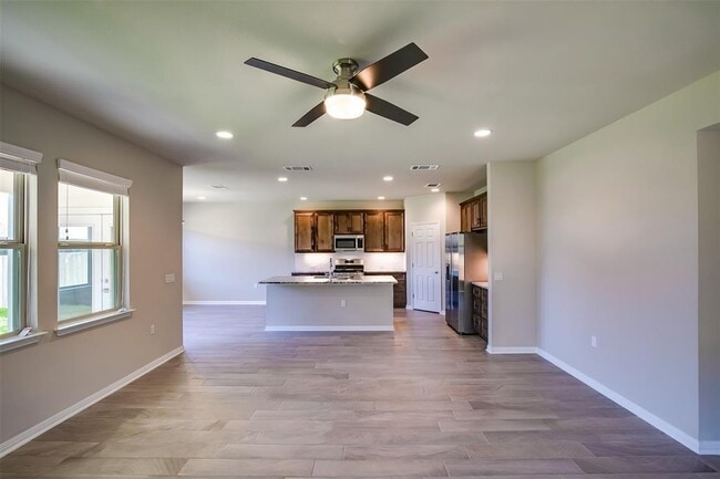 Photo - 837 Falkland Trace