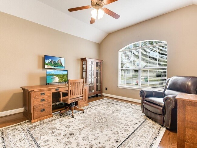 Photo - 310 Glen Hollow St
