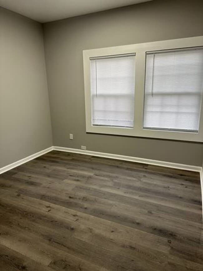 Photo - Irvington Living II: Renovated Comfort in ... Unit 4801-16