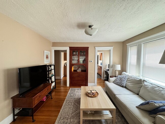 Building Photo - 44 Clarendon Ave Unit 2